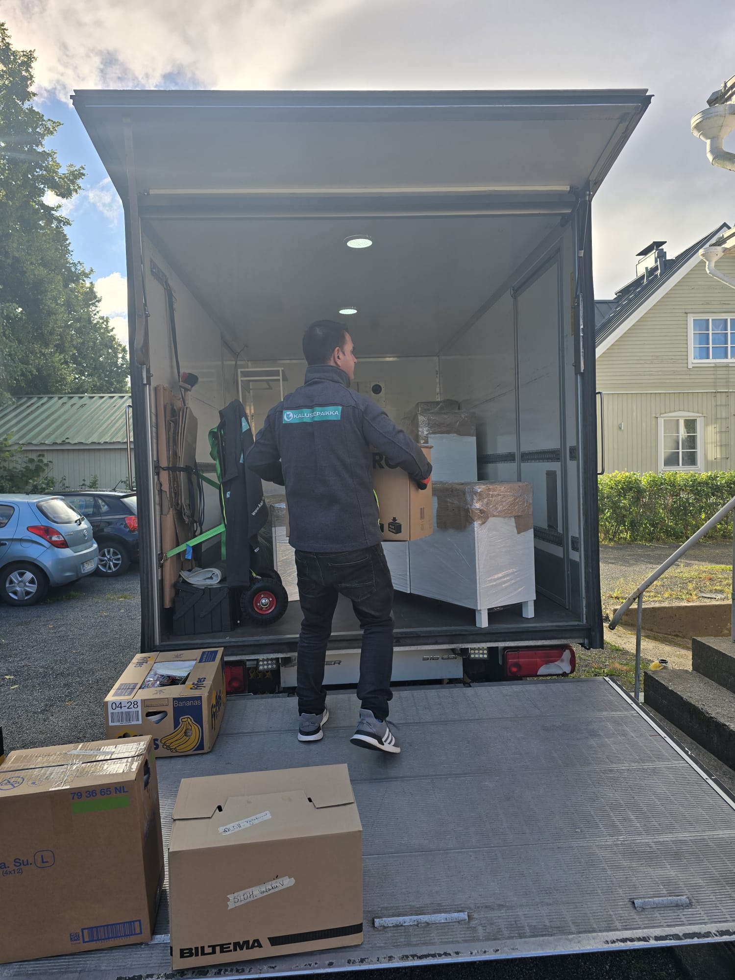Pienkuljetus – pakettien ja laatikoiden lastaus