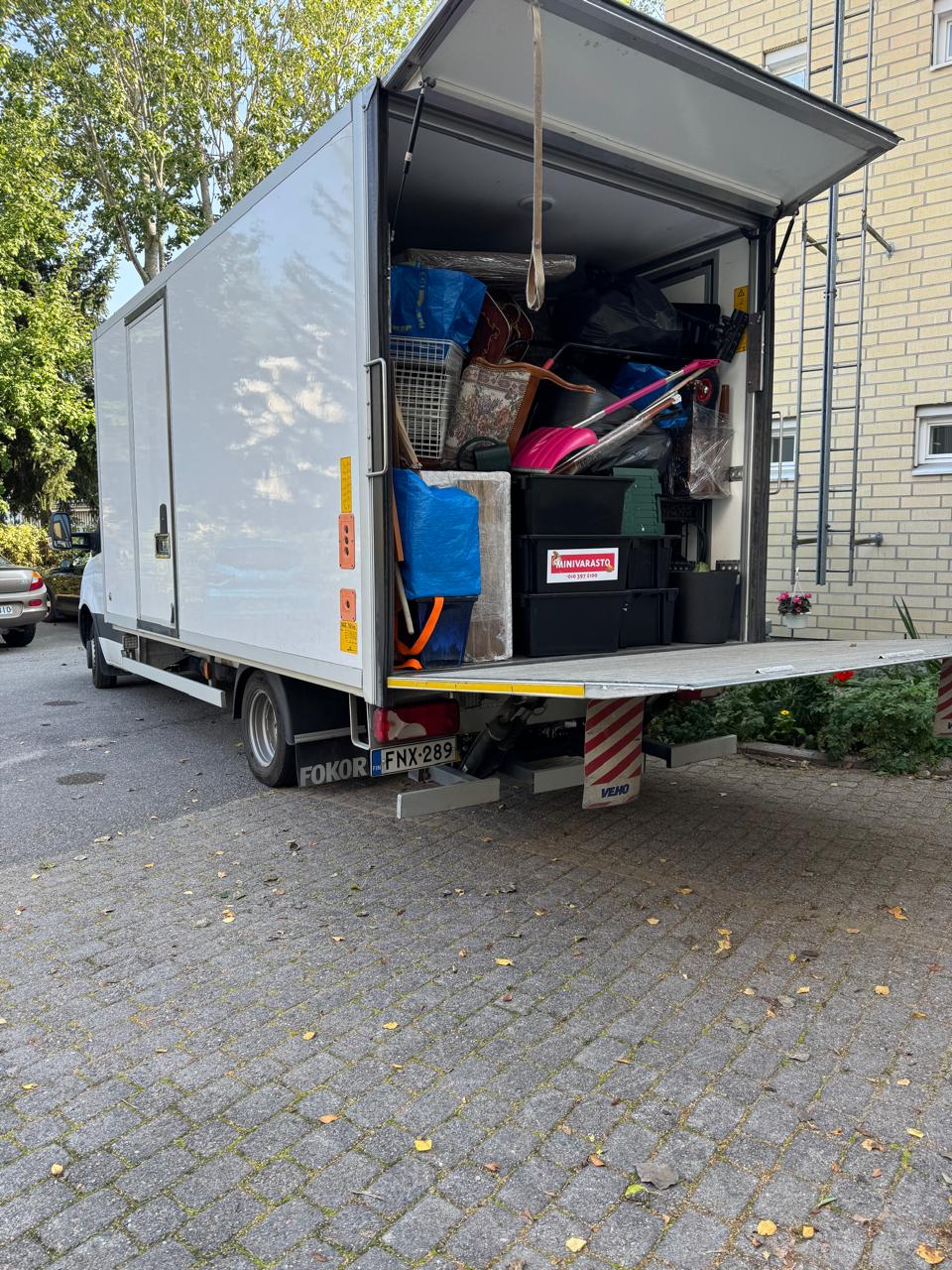 Tavarakuljetus Vantaalla – kuorma-auto valmiina kuljetukseen