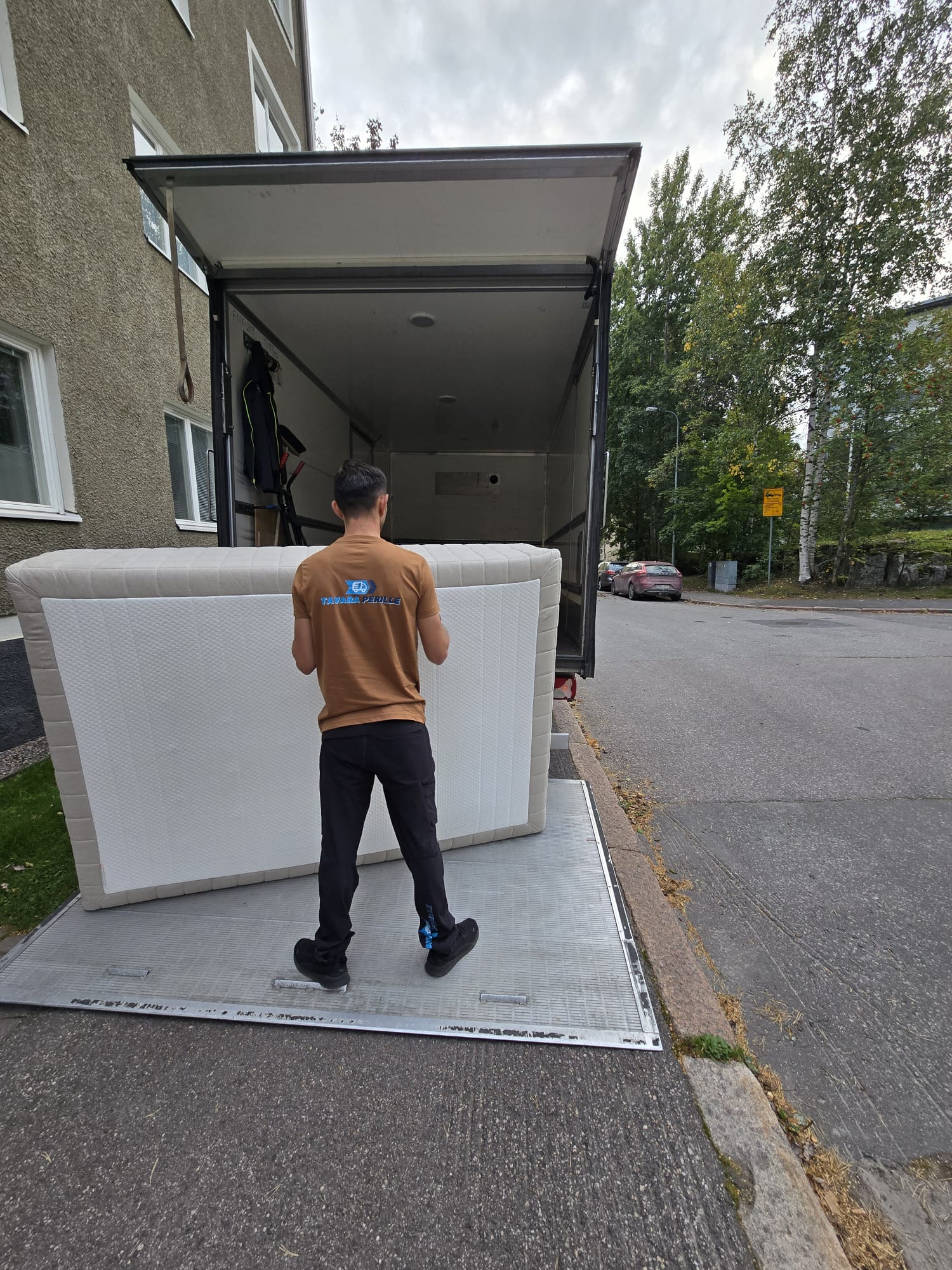 Muuttopalvelu Espoo – ammattilainen lastaa huonekaluja