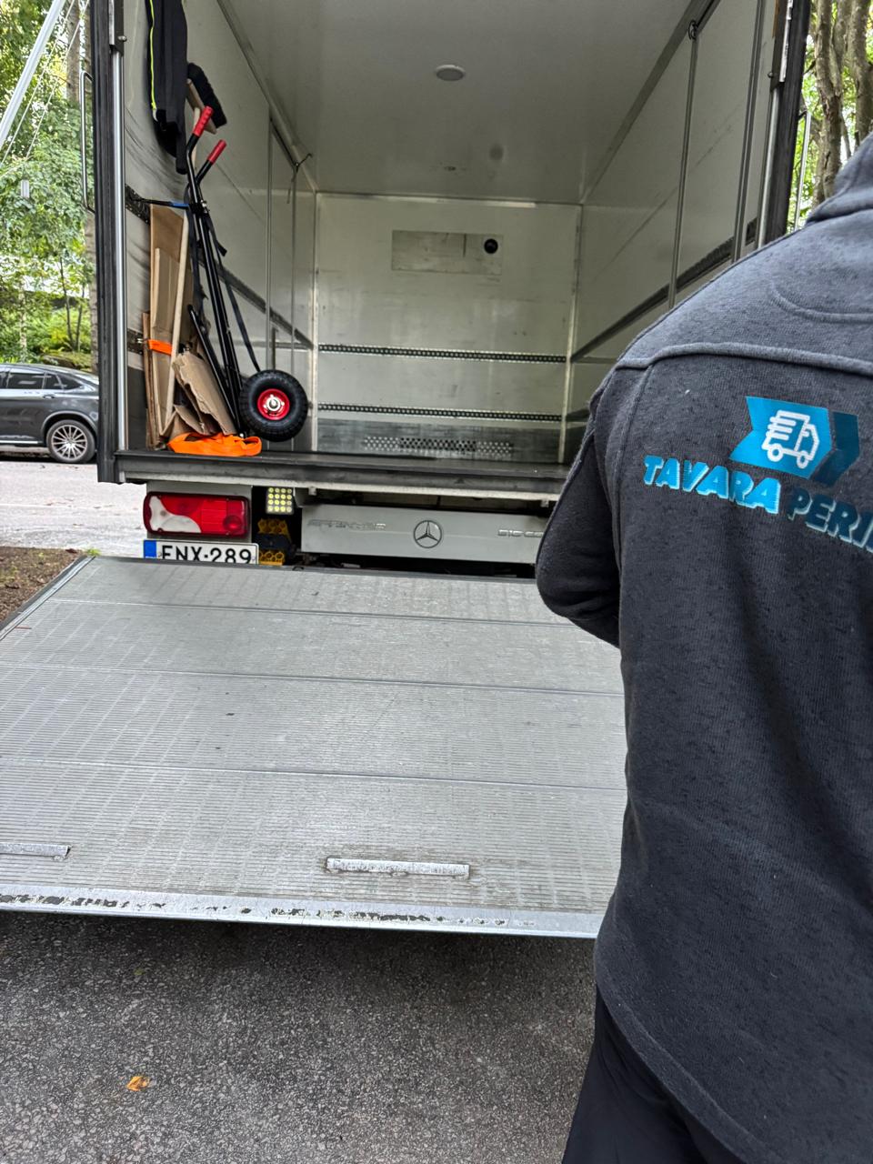 Tavarakuljetus Espoossa – takalaitanostimellinen pakettiauto
