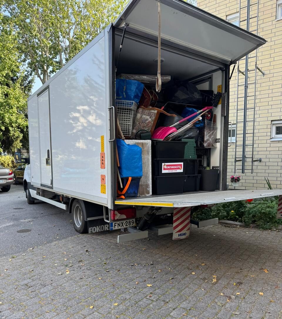 Muuttopakkausmateriaalit – Tavaraperille muuttolaatikot pinottuna