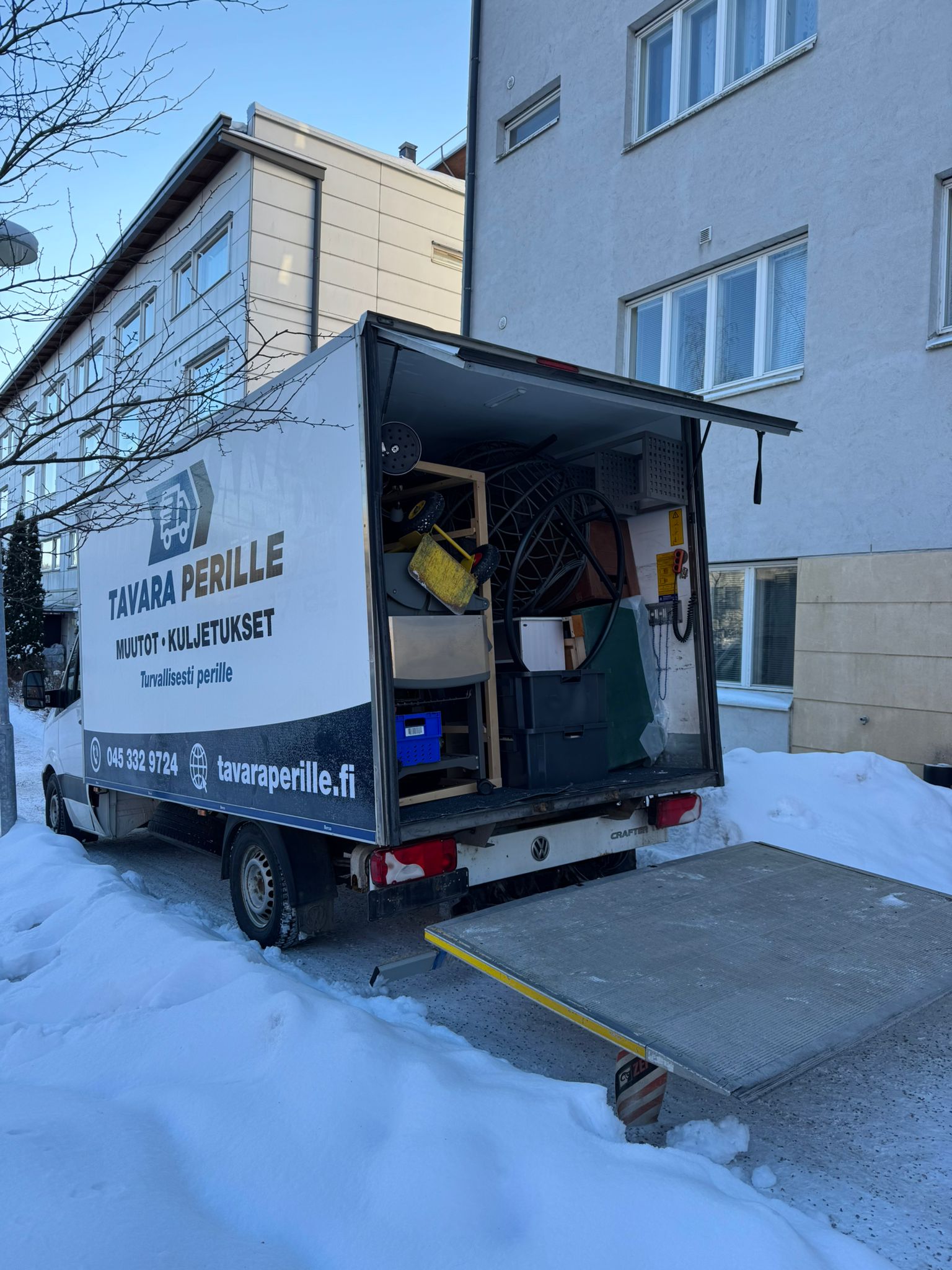 Pakkauspalvelu muuttoon – muuttolaatikot rivissä varastossa