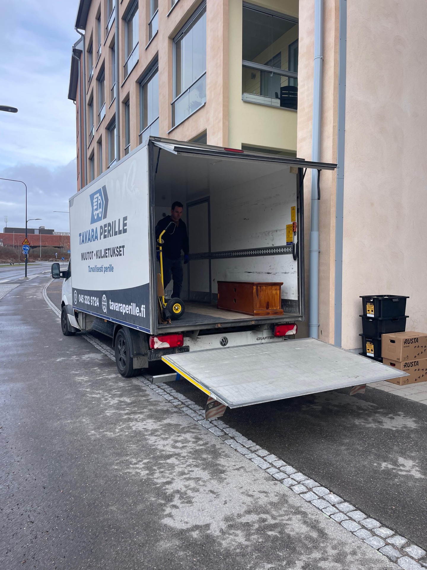 Iso pakettiauto 19 m³ – Tavaraperille
